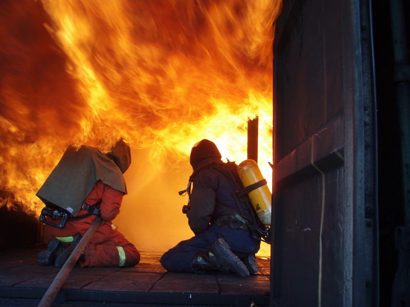 Crotone, in fiamme deposito nel centro commerciale