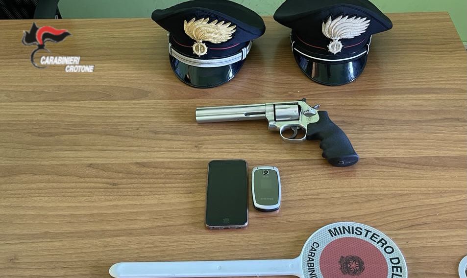 Ai domiciliari con una magnum, arrestata coppia a Cirò