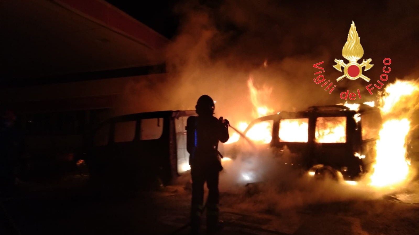 In fiamme bus di tifosi della Reggina, distrutti due mezzi a Lamezia