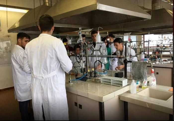 Coronavirus, a Vibo gli studenti preparano (e regalano) la soluzione igienizzante