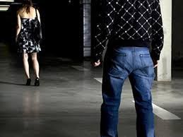 Minaccia un'amica e le incendia auto, arrestato