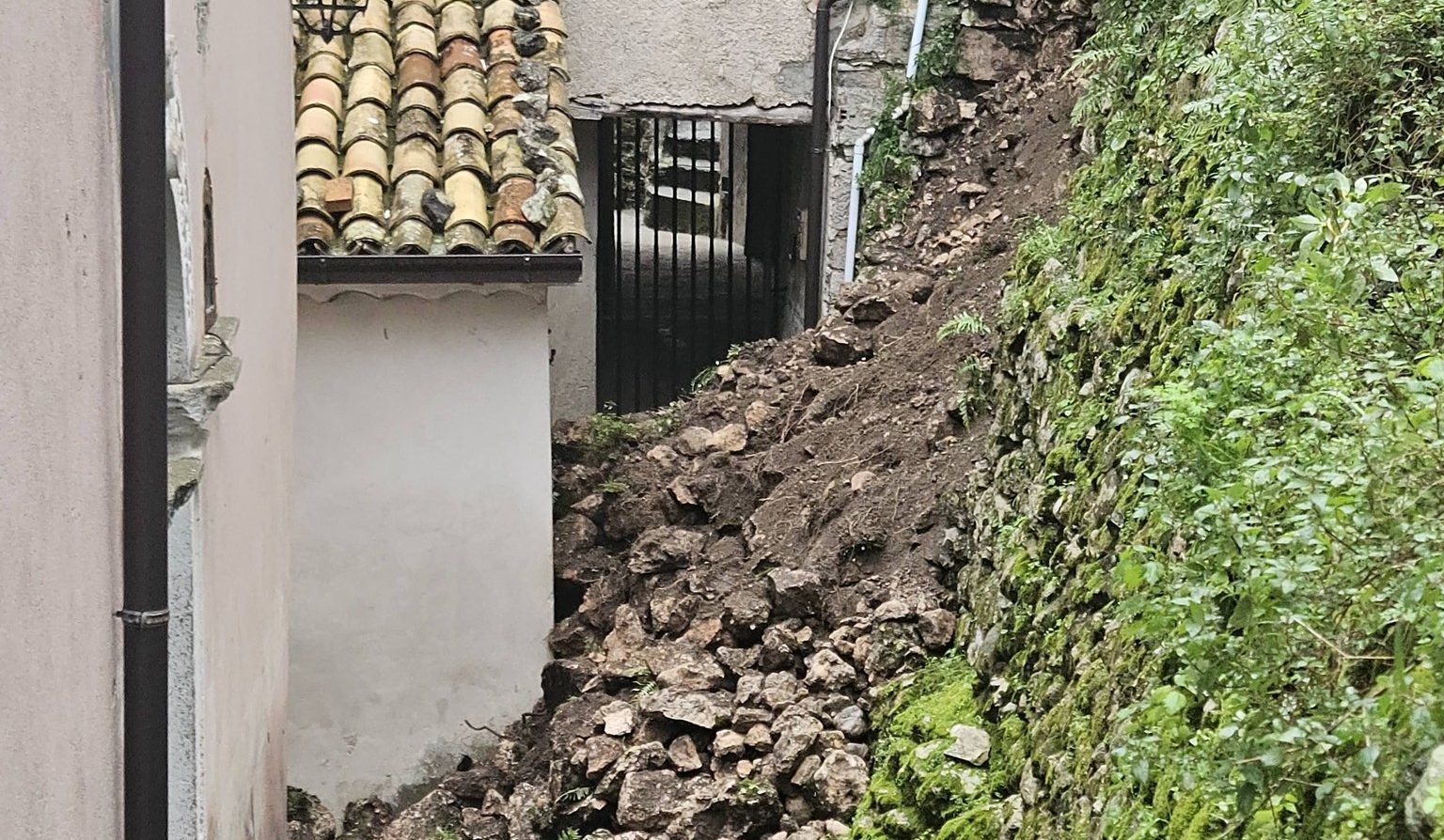 Maltempo, cede il muro a secco di Via Terra a Mendicino. Il sindaco: «Le piogge stanno ferendo il nostro territorio»