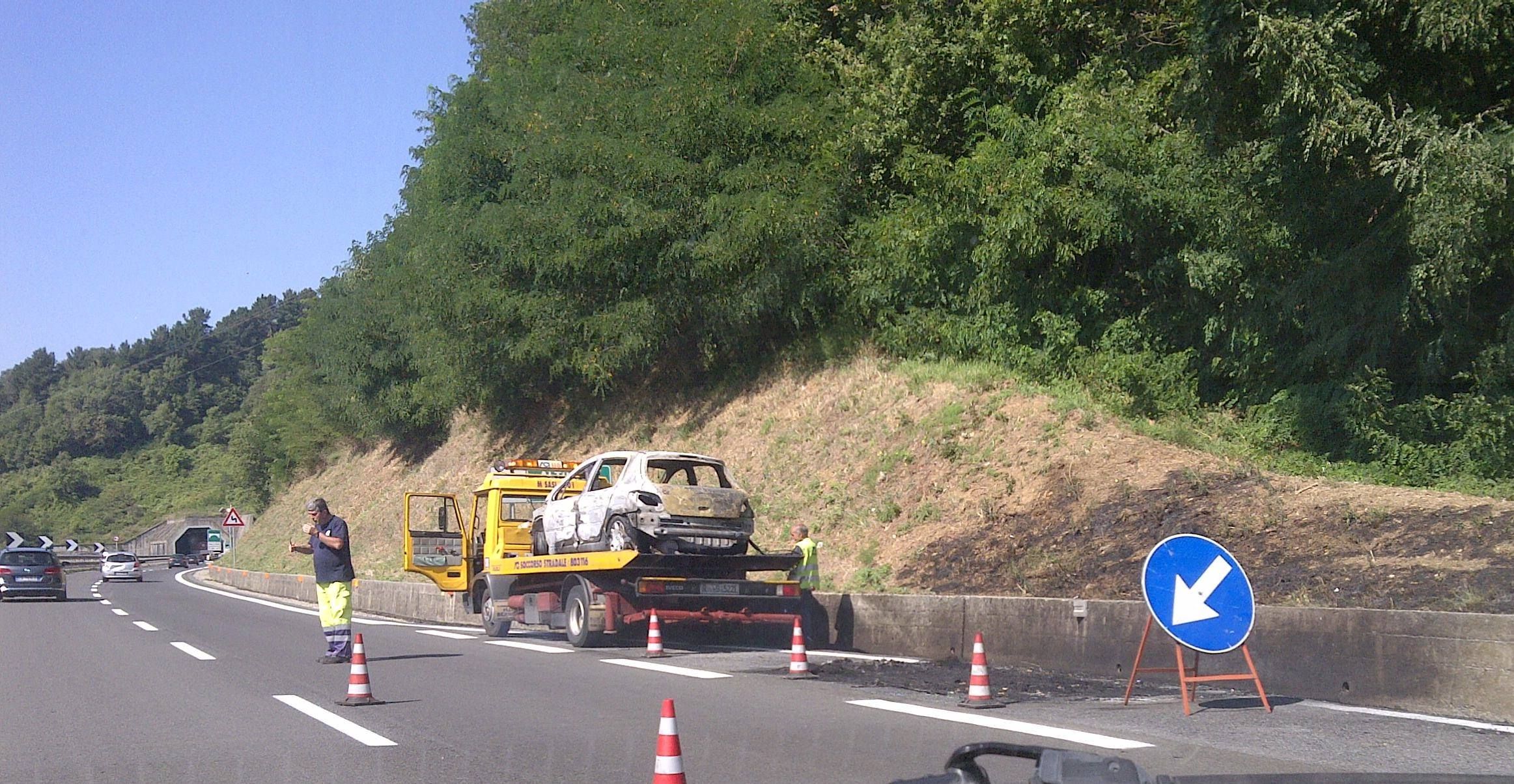 Camion ribaltato e auto in fiamme, rallentamenti sulla A3