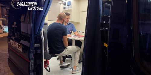 arresti carabinieri crotone