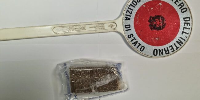 Nascondeva negli slip un panetto di hashish, arrestato un 25enne a Crotone