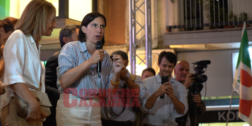 Elly Schlein a cosenza