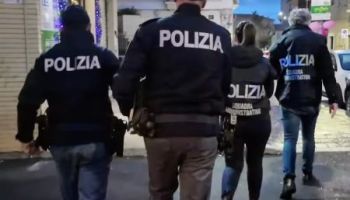 Gioco d’azzardo abusivo e frequentazioni sospette: blitz della Polizia in due circoli di Catanzaro
