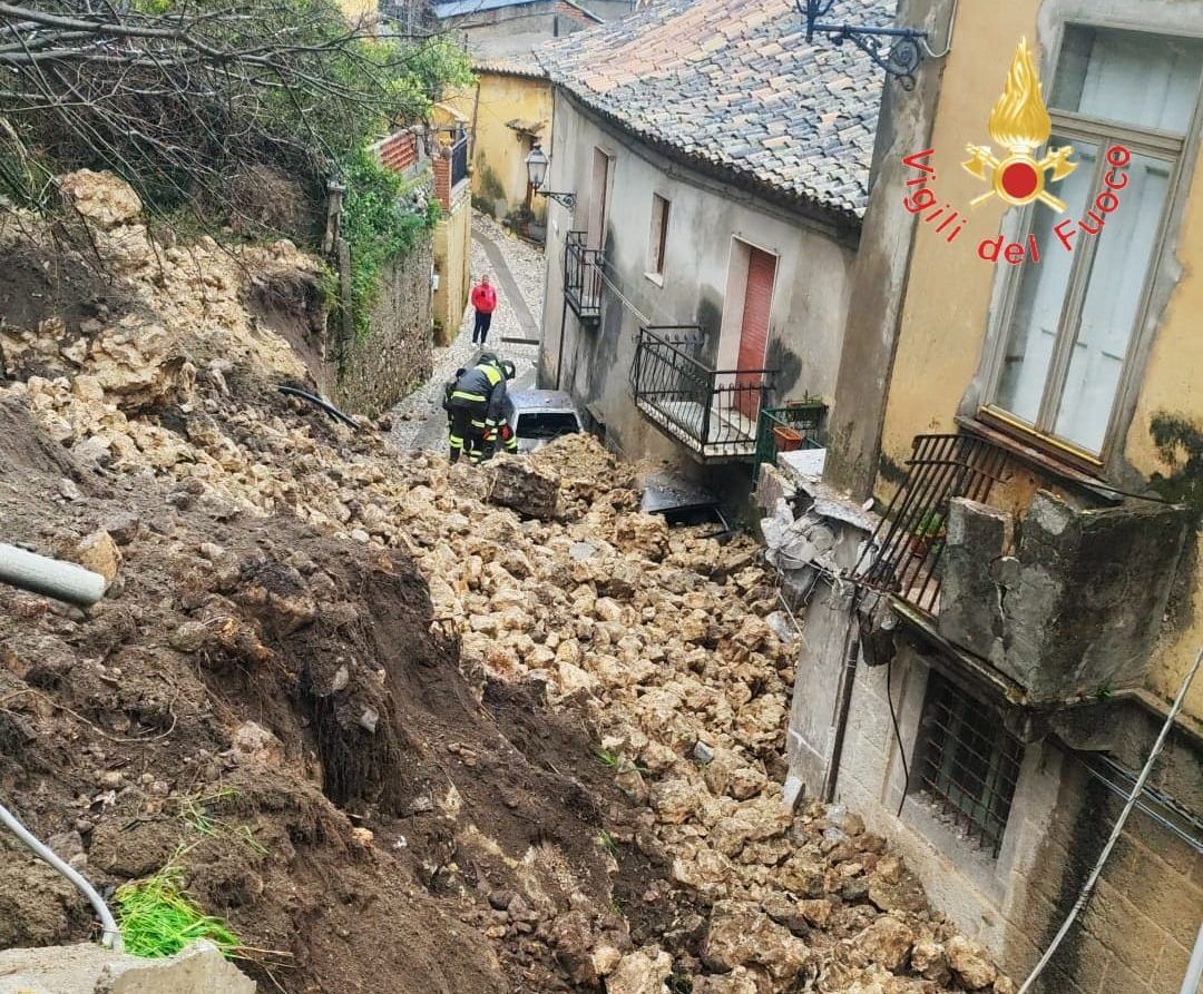 Frana nel centro abitato di Stilo, concluse le ricerche: nessuna persona sotto i detriti