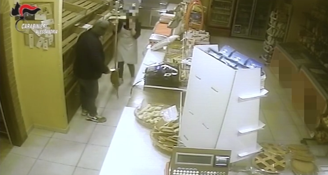 La panetteria non le rinnova il contratto e lei chiede a un amico (calabrese) di rapinarla: tre arresti a Casale Monferrato – VIDEO