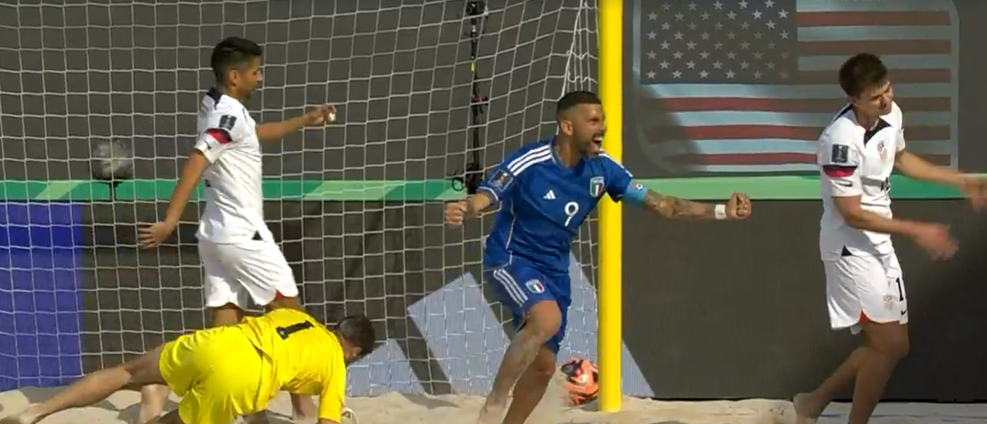 Mondiali di beach soccer, il catanzarese Zurlo trascina l’Italia all’esordio