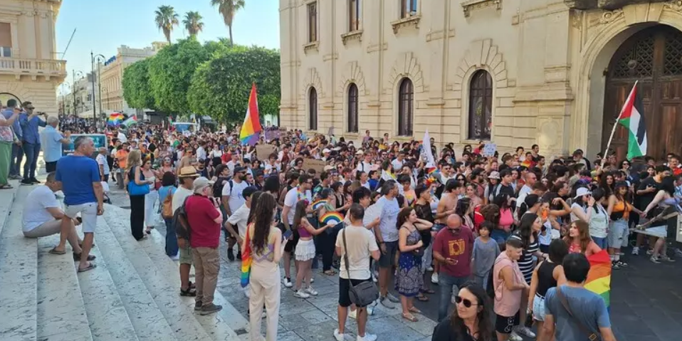 Oltre duemila persone al pride di Reggio Calabria. «In 10 anni abbiamo abbattuto i pregiudizi»