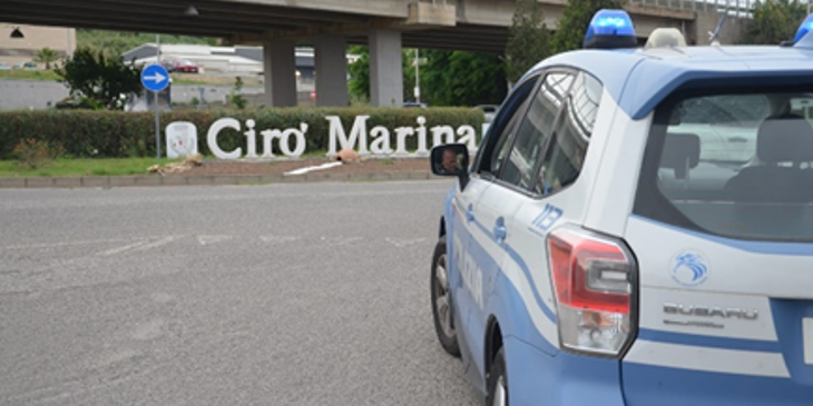 Controlli straordinari nel Crotonese: polizia identifica 435 persone e sequestra droga