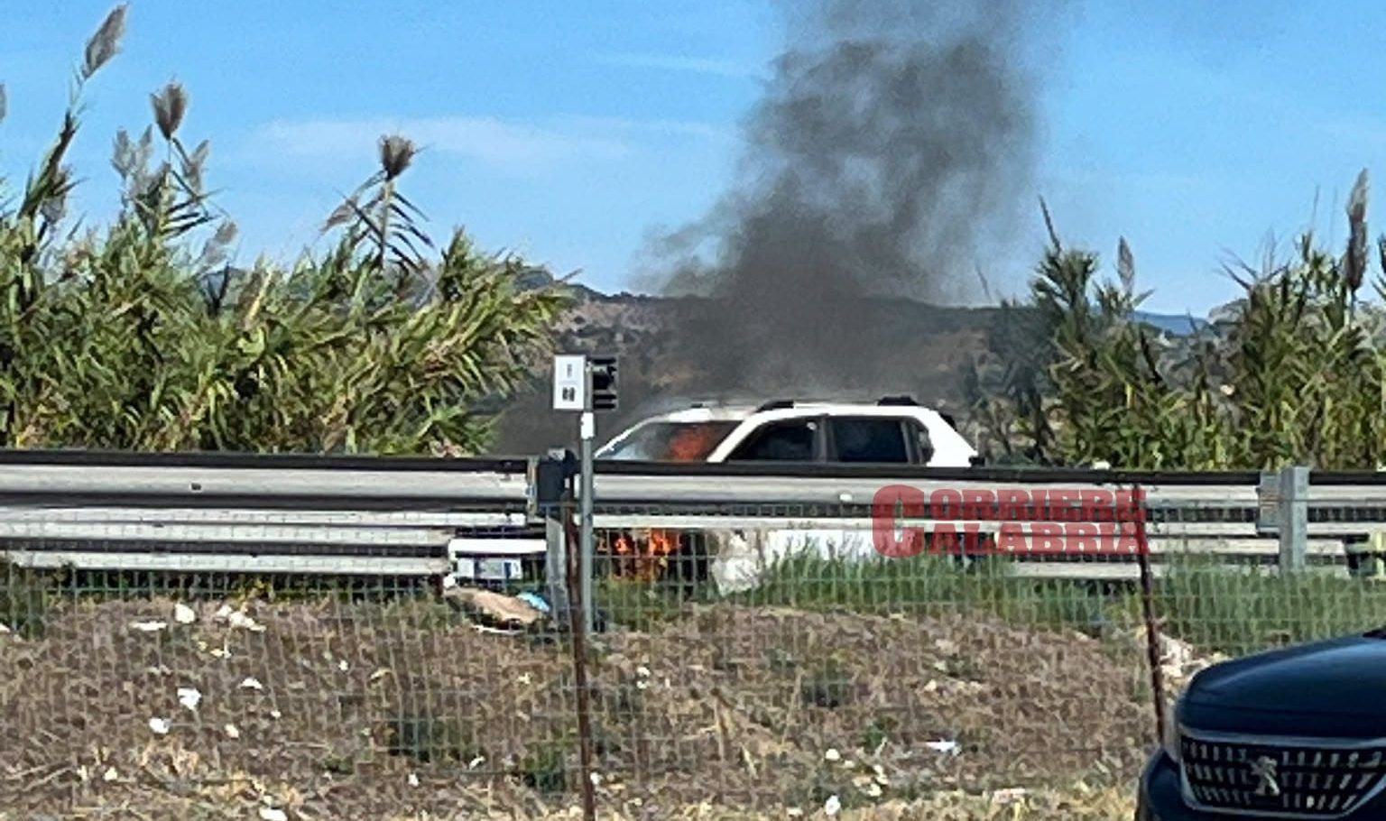Incendio sulla Statale 106, auto in fiamme nei pressi di Bovalino – VIDEO