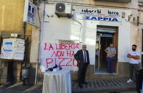 Zappia riapre la sua tabaccheria: il coraggio di dire no alla ‘ndrangheta