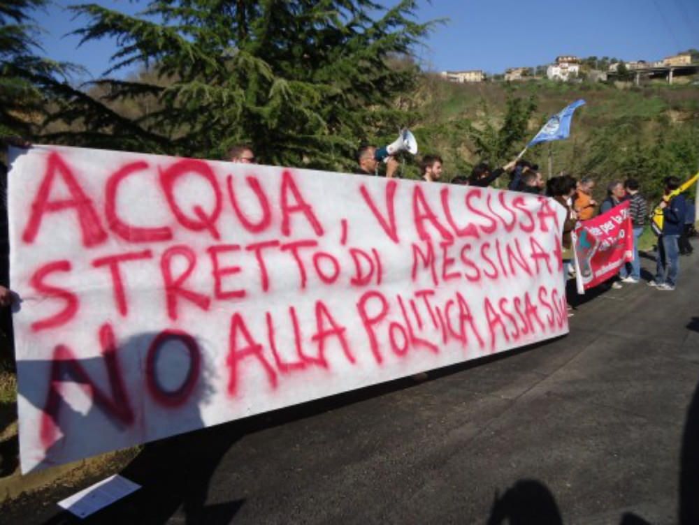 Doppia contestazione per il ministro Clini a Cosenza