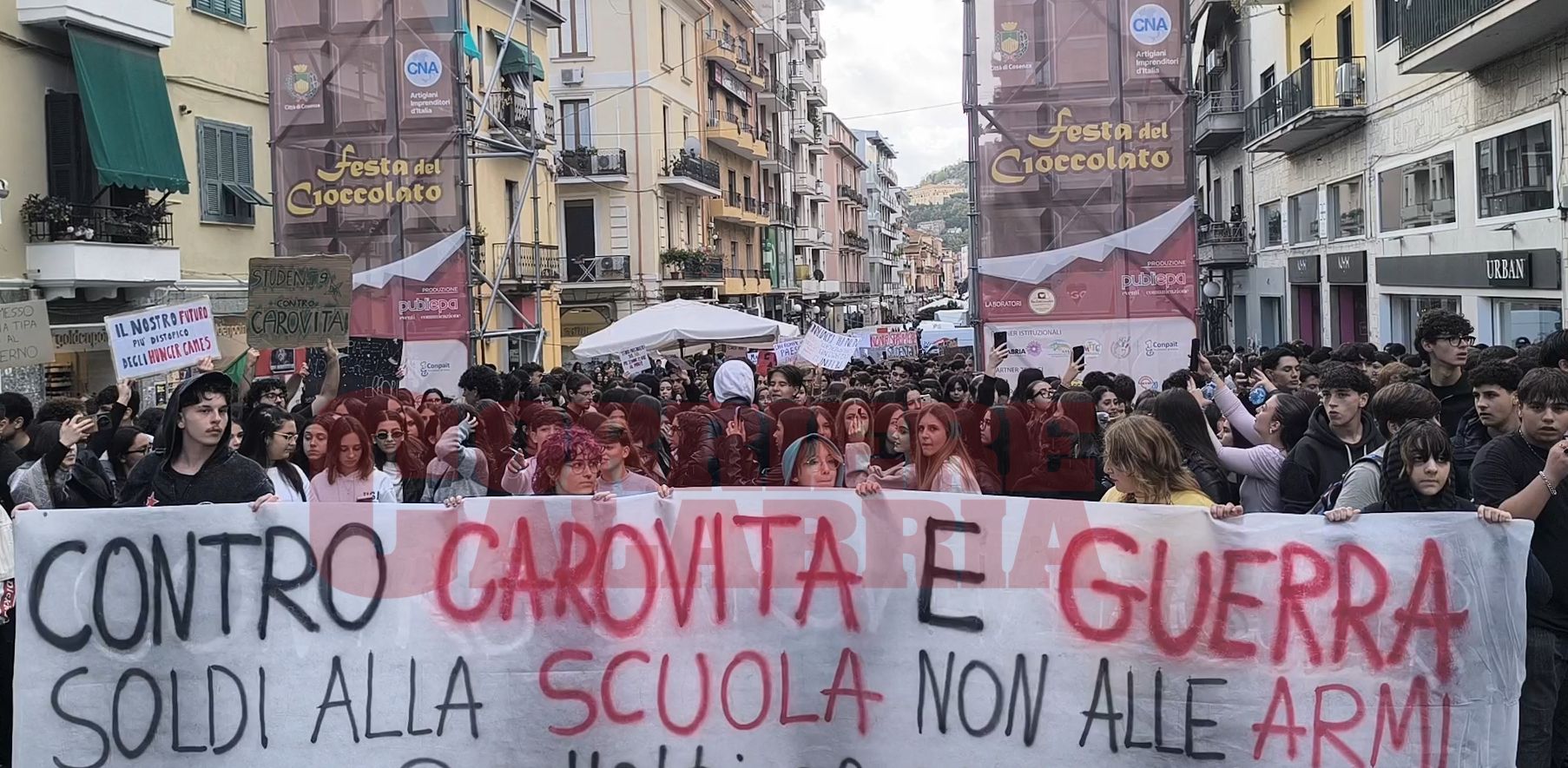 Cosenza, mille studenti in corteo contro il carovita. «Soldi alla scuola, non alle guerre» – FOTO E VIDEO