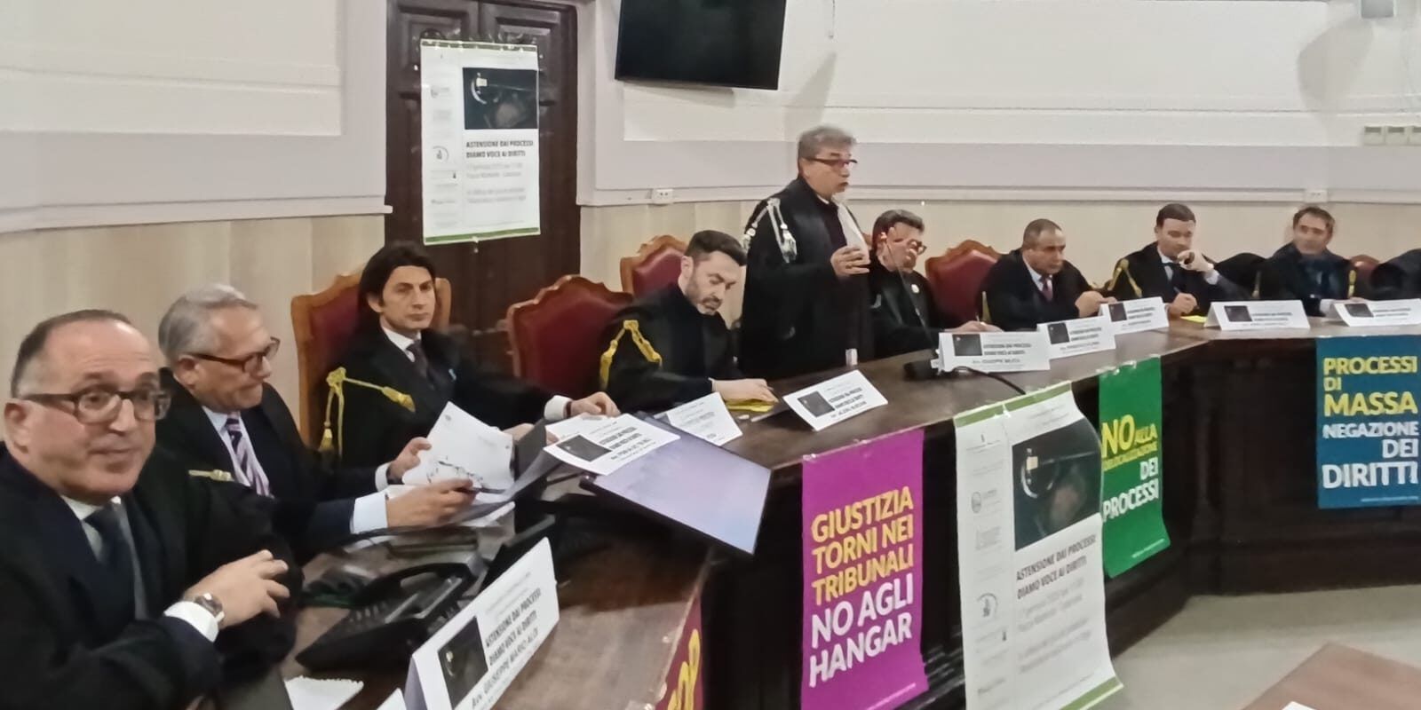 Gli avvocati calabresi: «No al gigantismo, sì a una giustizia a misura d’uomo»