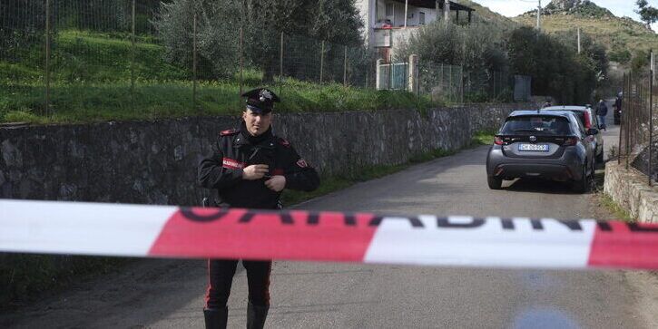 Uccide la moglie e due figli e poi si consegna ai carabinieri