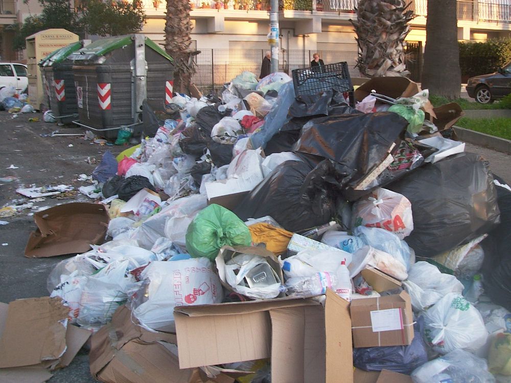 Rifiuti, Cgil: «La protesta dei sindaci non è risolutiva»