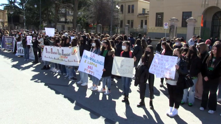 Vibo Valentia, giovani in piazza per dire «no» alla violenza – VIDEO