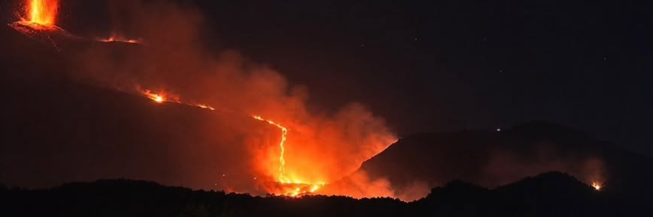 Etna senza tregua, lava e cenere paralizzano Catania