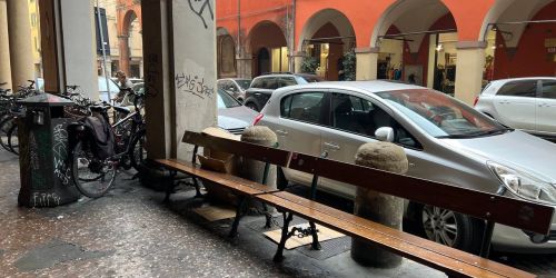 Senzatetto muore su una panchina in centro a Bologna. Era originario di Crotone