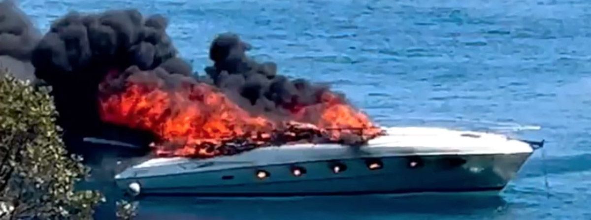 Yacht a fuoco nelle acque di Ponza, occupanti si tuffano in mare – VIDEO