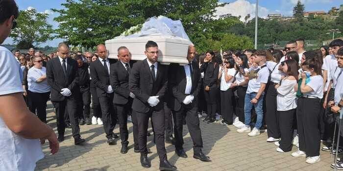 Rizziconi dice addio a Denise Galatà. Oltre 5 mila persone ai funerali della studentessa morta mentre faceva rafting