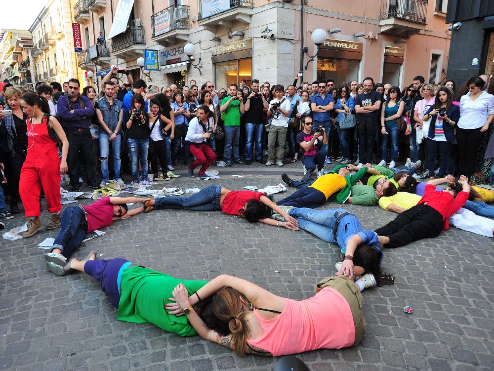 Movimento e annunci surreali contro la precarietà