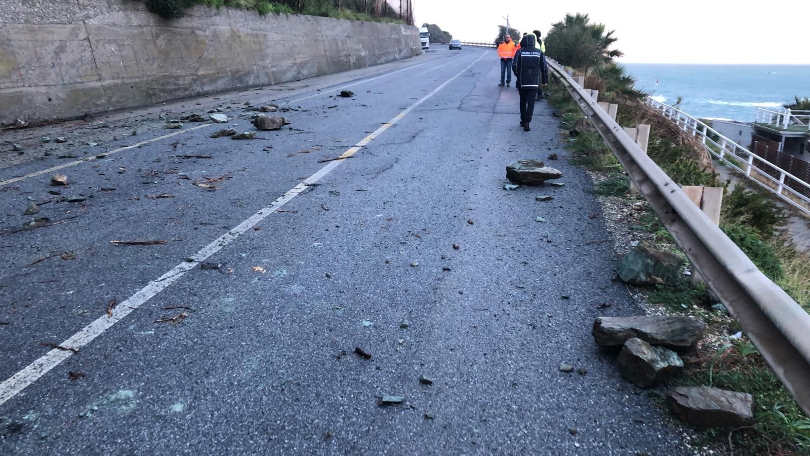 Frana costone della collina di Coreca, chiusa la tirrenica all’altezza di Amantea – FOTO  E VIDEO