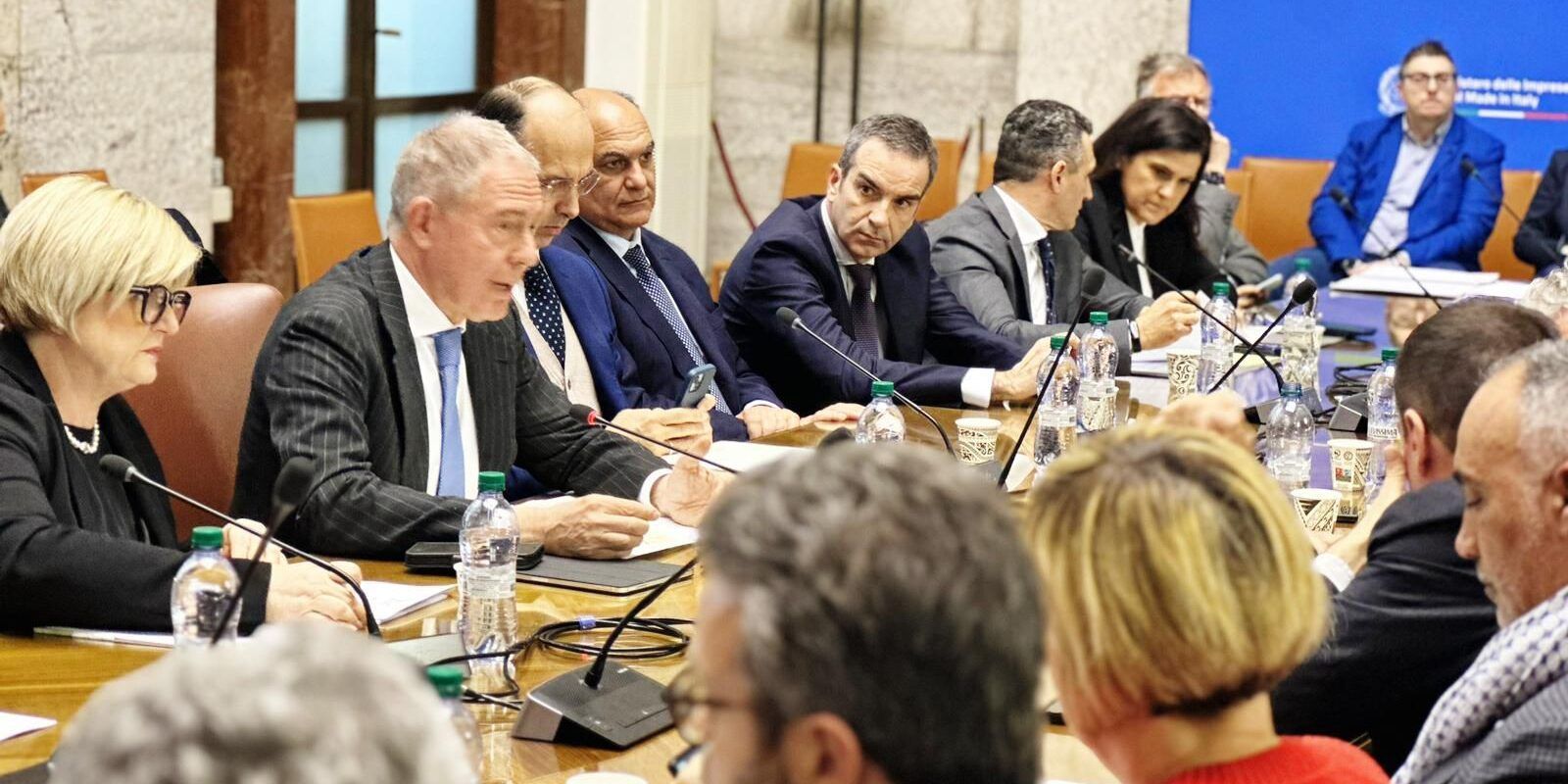 Vertenza Abramo Customer, Occhiuto: «Avremo un progetto pilota per il reskilling degli operatori»