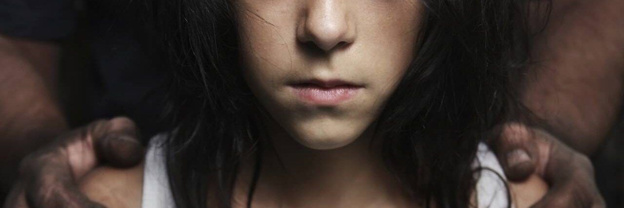 Violenta due ragazzine figlie della sua amante, arrestato