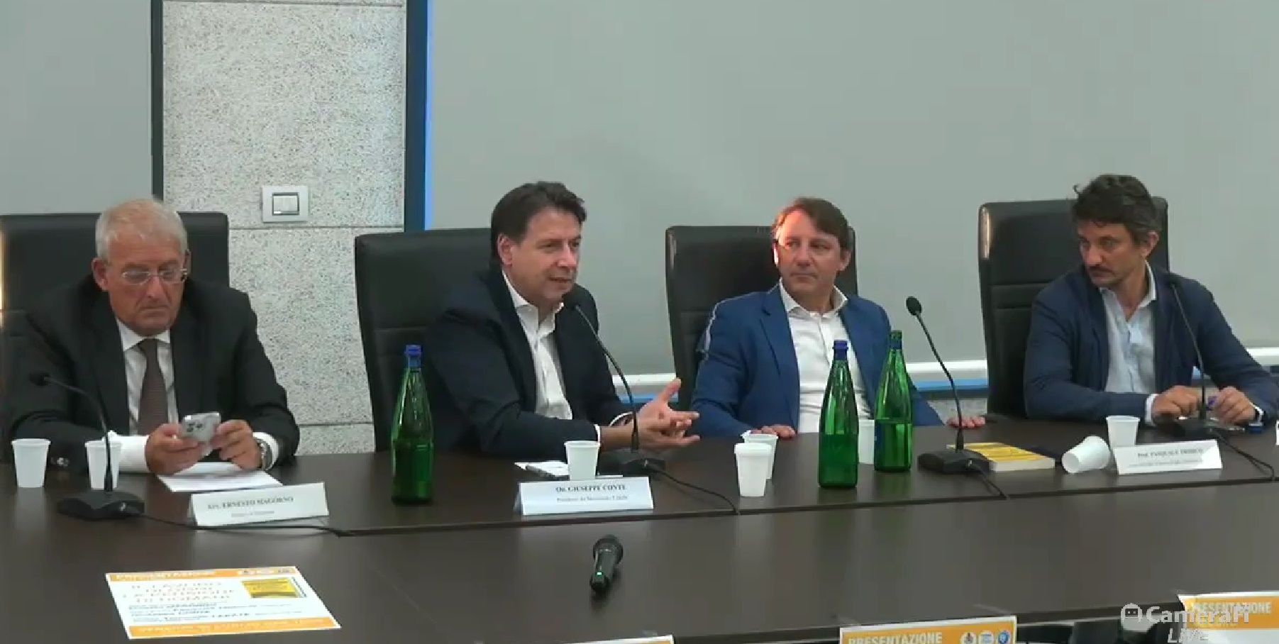 Stop al reddito di cittadinanza, Conte polemico: «Sms ipocrita, Meloni non ci mette la faccia»