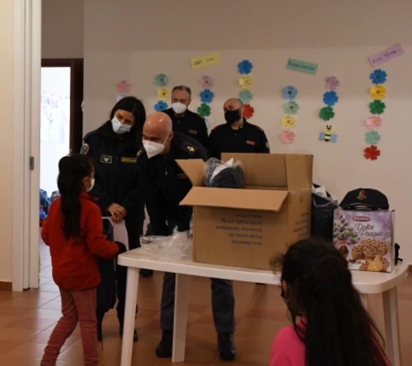 Pasqua solidale per la polizia di Reggio, uova in dono ai bambini dell’associazione “Il seme della speranza”
