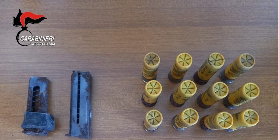 Cartucce e caricatori per pistola trovati in un terreno privato nel Reggino