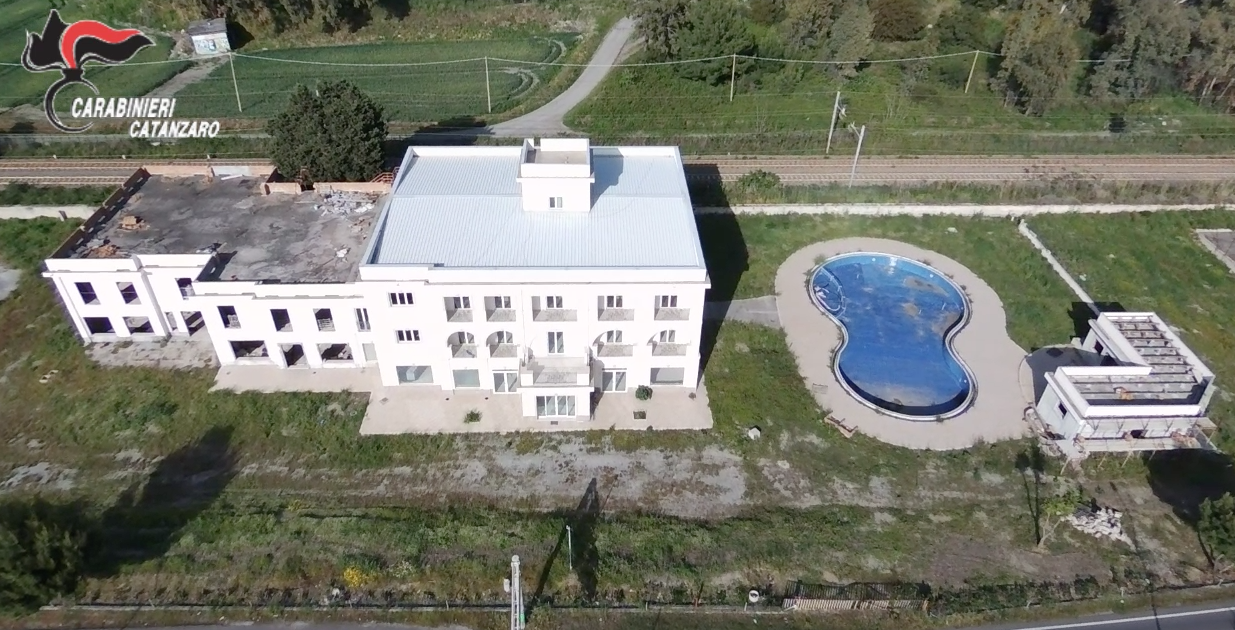 L’acquisto in nero dell’Hotel dei Fiori: 350mila euro «nei sacchetti della spazzatura»