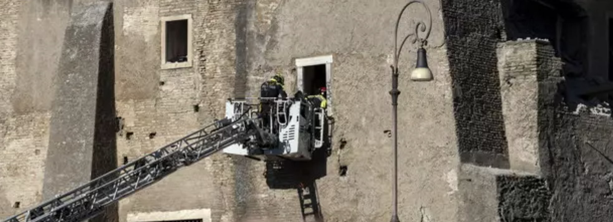 Roma, morto l’operaio estratto dalle macerie del crollo della Torre dei Conti