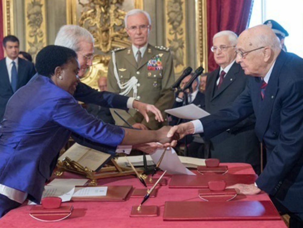 Salone del Libro, il ministro Kyenge visita lo stand calabrese