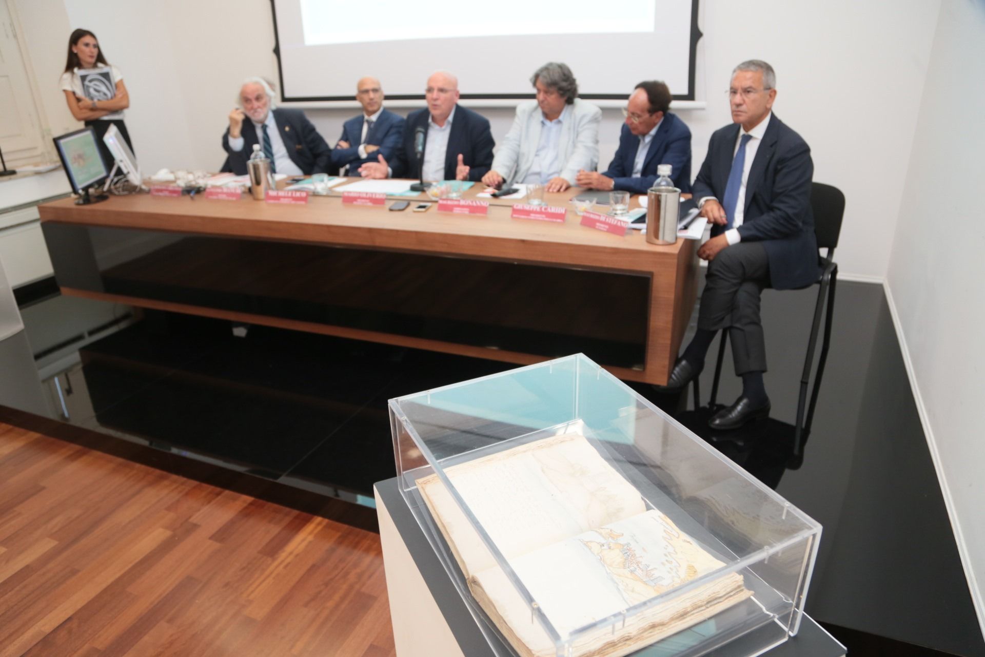 Oliverio taglia il nastro alla mostra sul Codice Carratelli