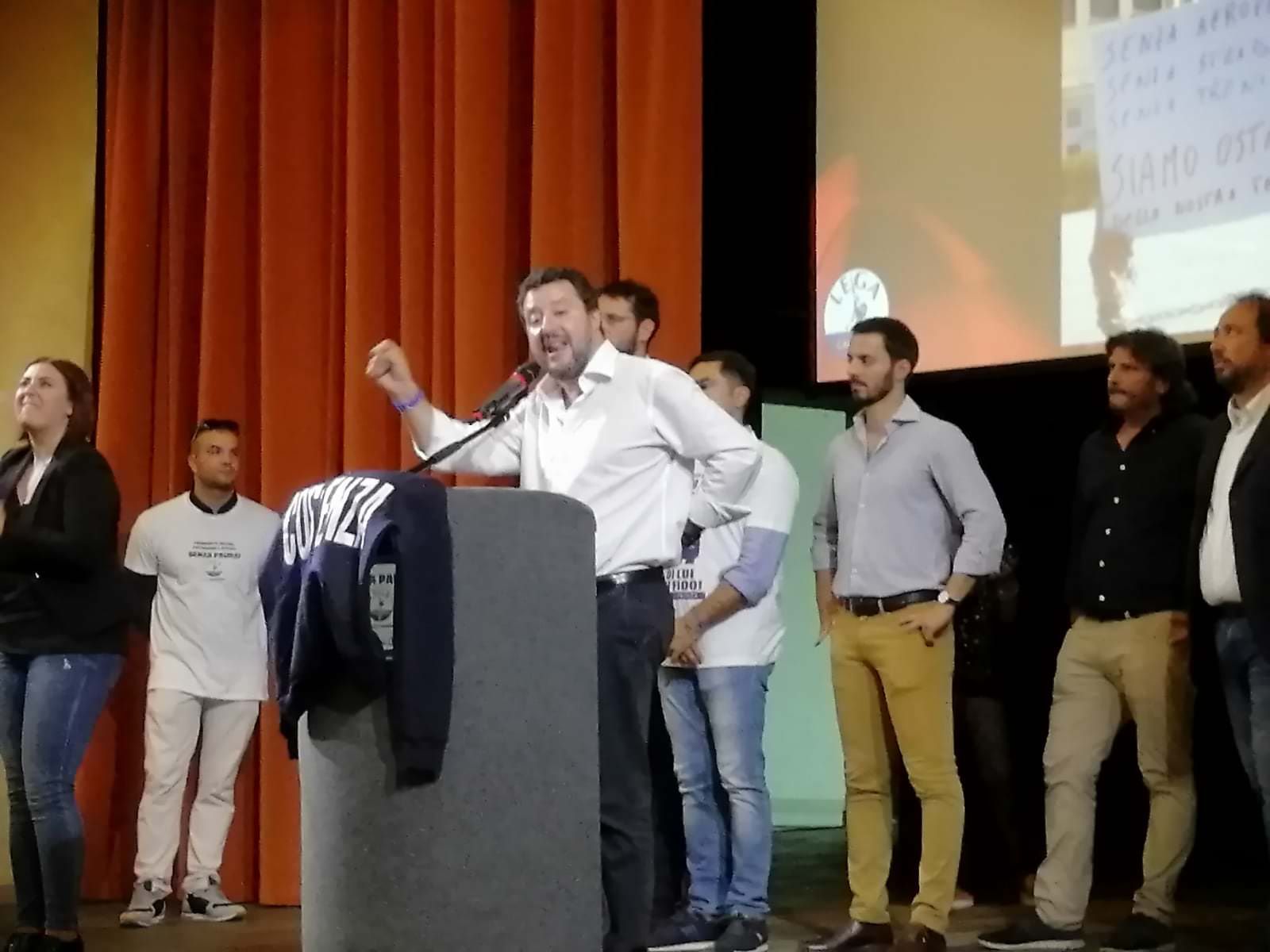 Santini e rosari per la “prima” di Salvini al Morelli