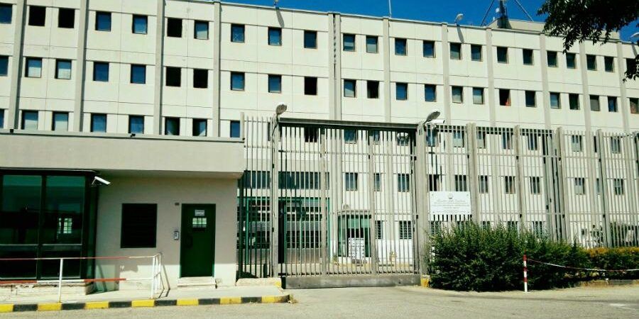 Scavalca il muro del cortile e tenta di evadere dal carcere di Castrovillari: fermato