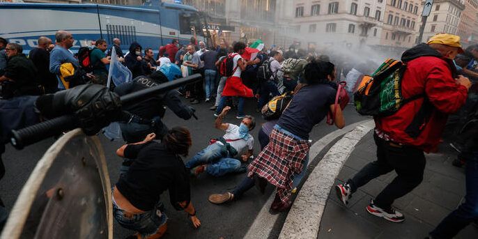 La guerriglia No Green Pass a Roma, gli arrestati salgono a 12. Coinvolti i vertici di Forza Nuova