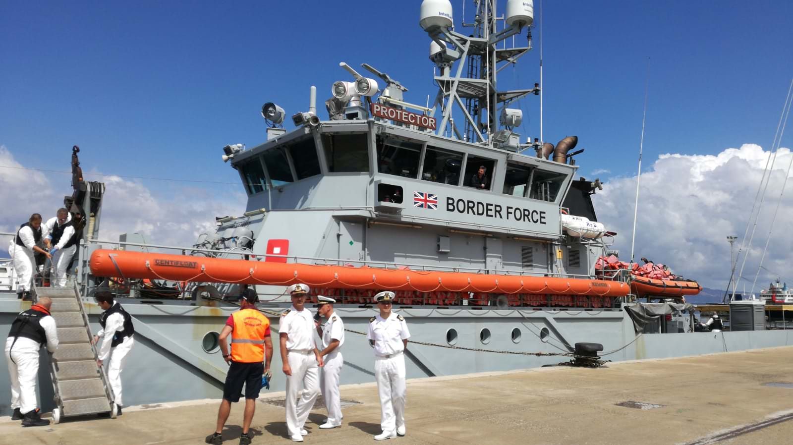 Migranti, nave militare inglese approda a Reggio