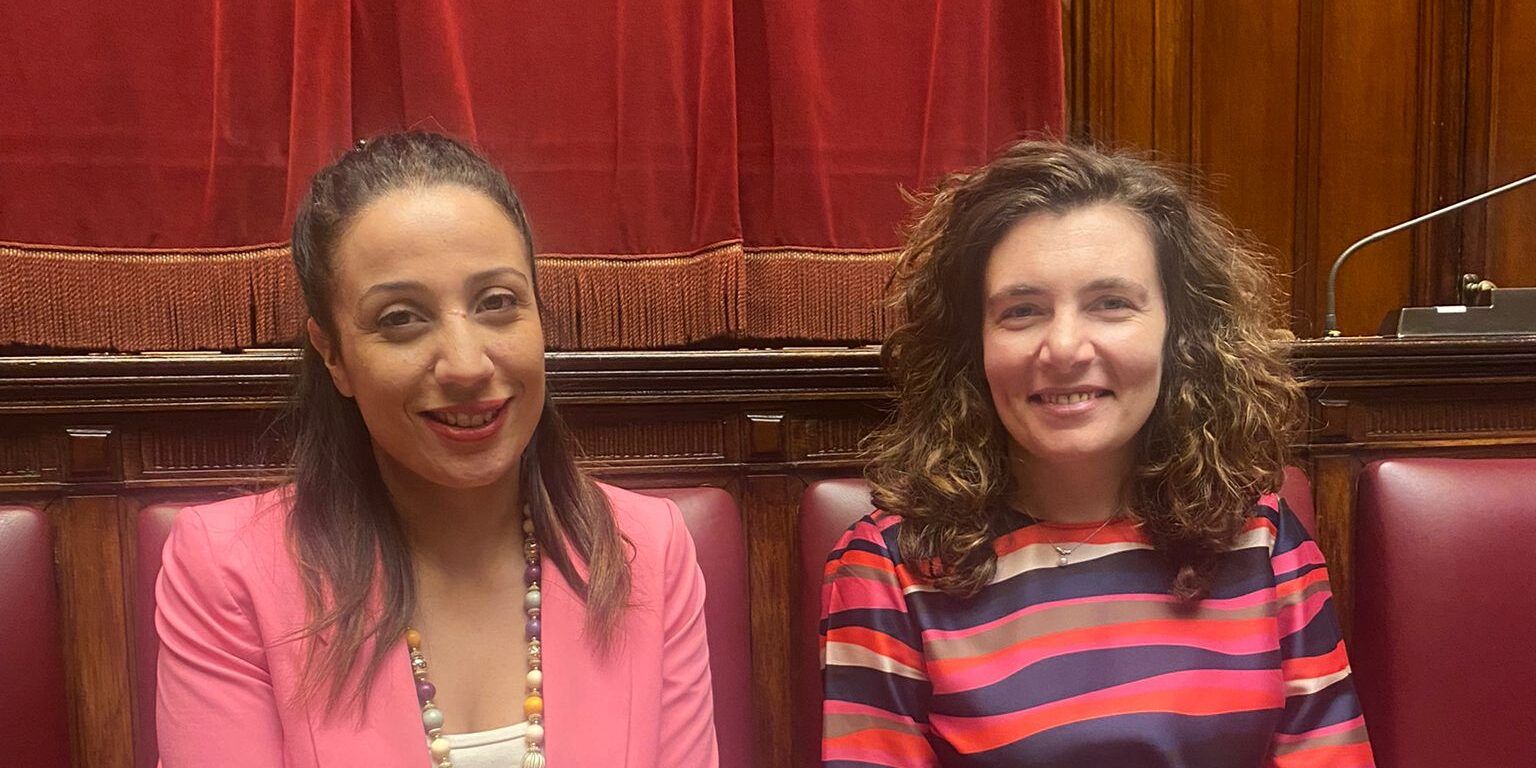 «Solidarietà di genere a Scutellà e Orrico, vicenda squallida». Cosenza Cresce Insieme in piazza con M5S