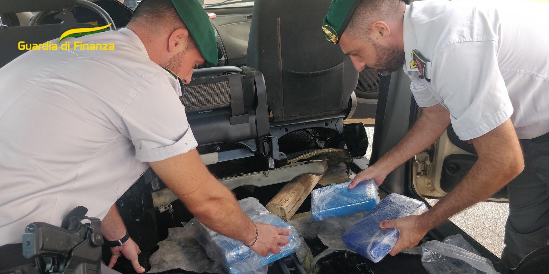 Bloccato sull’autostrada con 60 chili di cocaina, arrestato dalle Fiamme Gialle – NOME