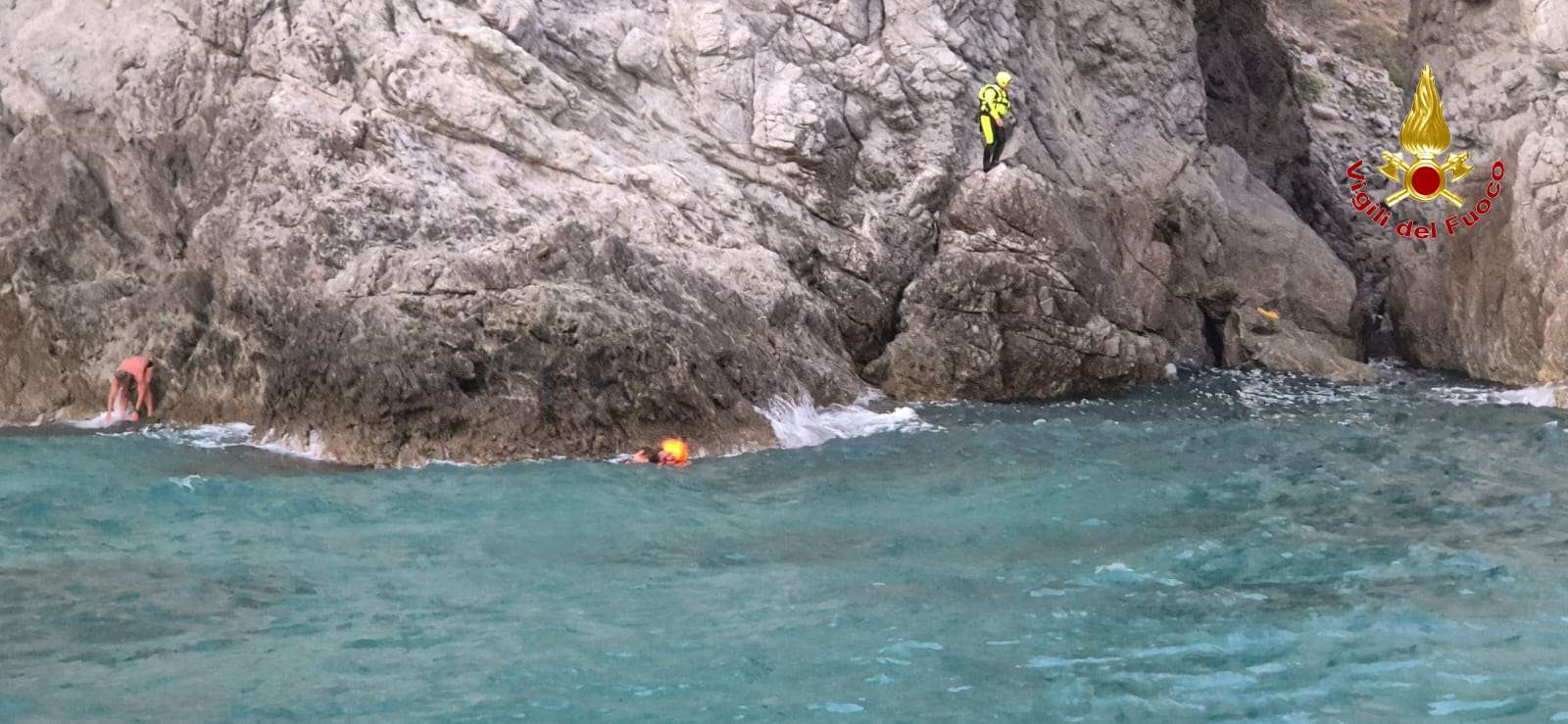 Capo Vaticano, due turisti bloccati sugli scogli: salvati dai Vigili del fuoco dopo il mare mosso