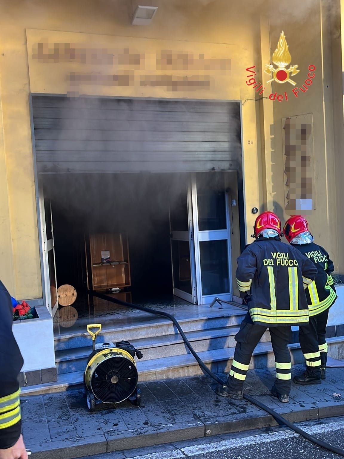 Fiamme in un negozio di Lamezia Terme, ipotesi corto circuito