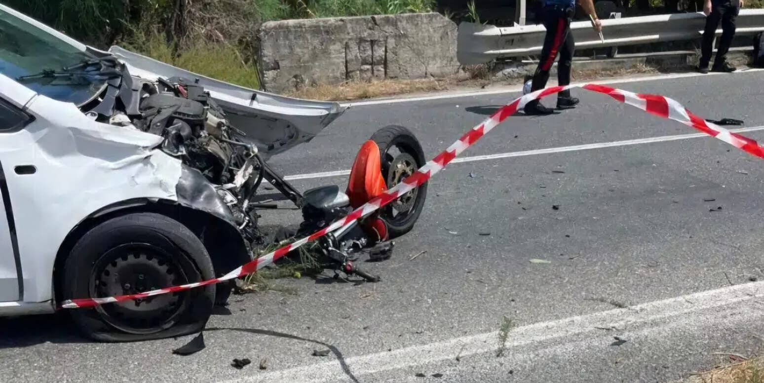 Scontro auto-moto sulla Statale 106 nel Soveratese, muore un giovane centauro: ferita una ragazza