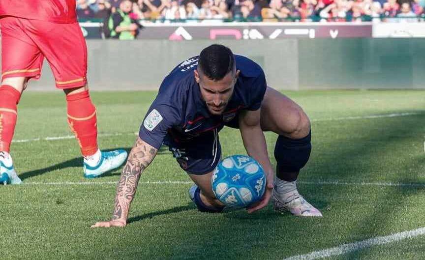 Lungo riposo e fisioterapia per Tutino dopo l’infortunio nel derby. «Sono carico per il finale di stagione»