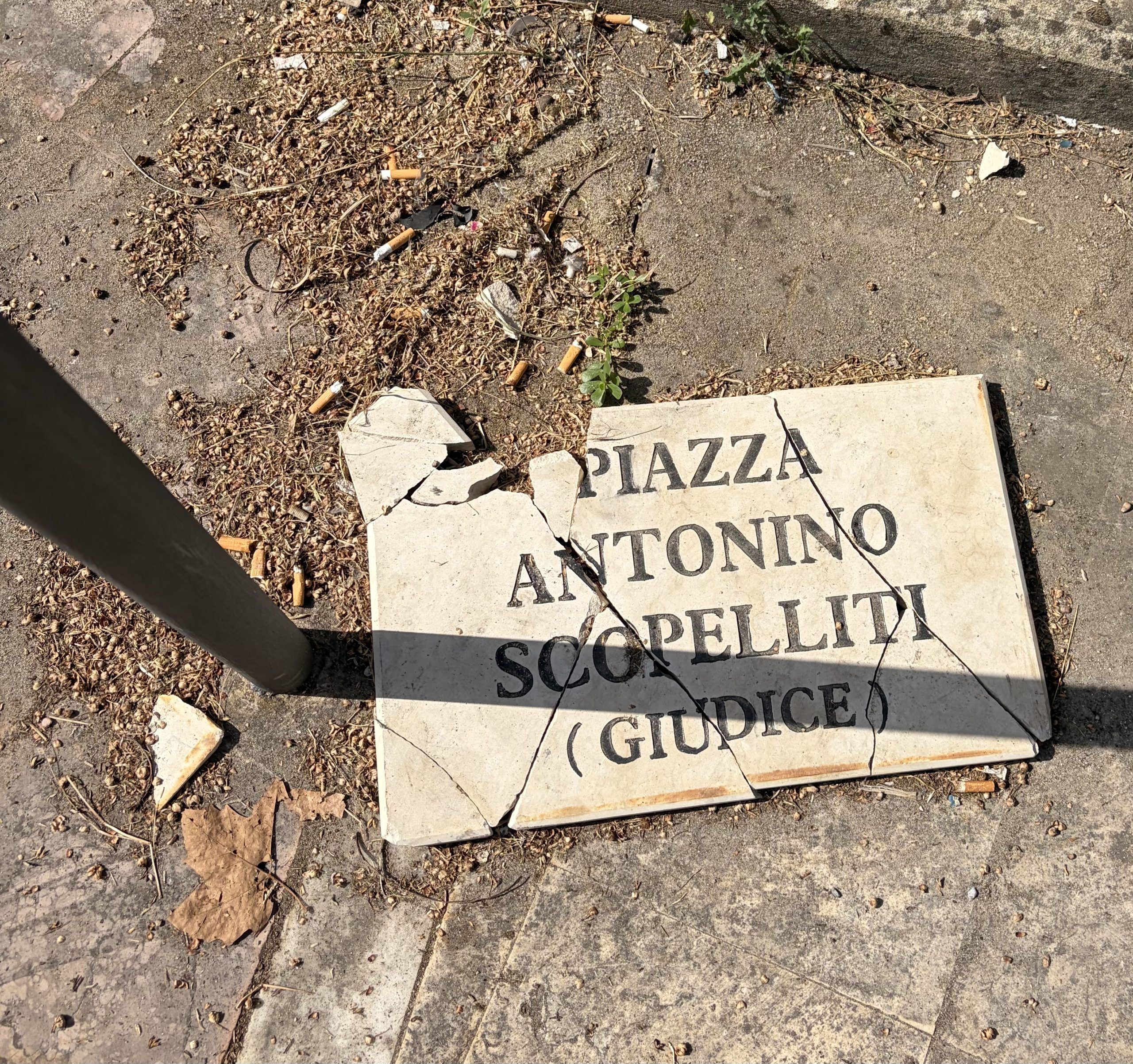 Polistena, distrutta la targa dedicata al giudice Scopelliti. Il sindaco: «Offesa all’intera città»